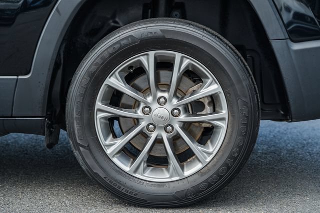Used 2019 Jeep Cherokee Latitude Plus FWD image 18