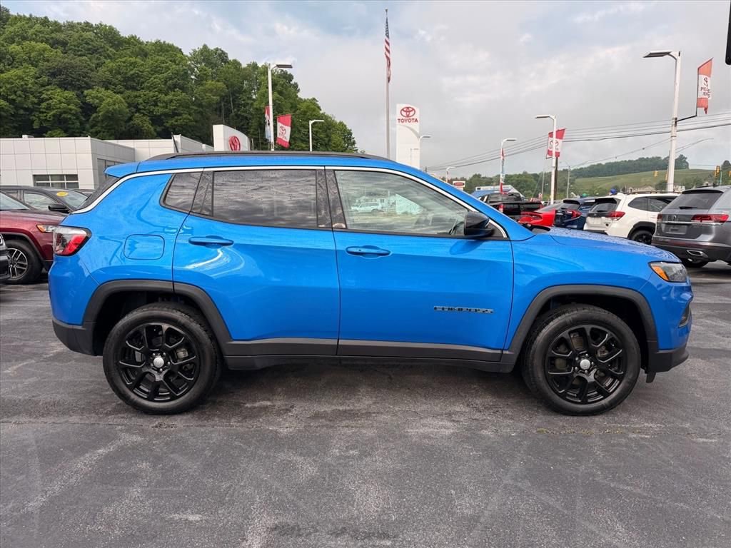 Used 2022 Jeep Compass Latitude w/ Sun and Sound Group AWD/4WD image 3