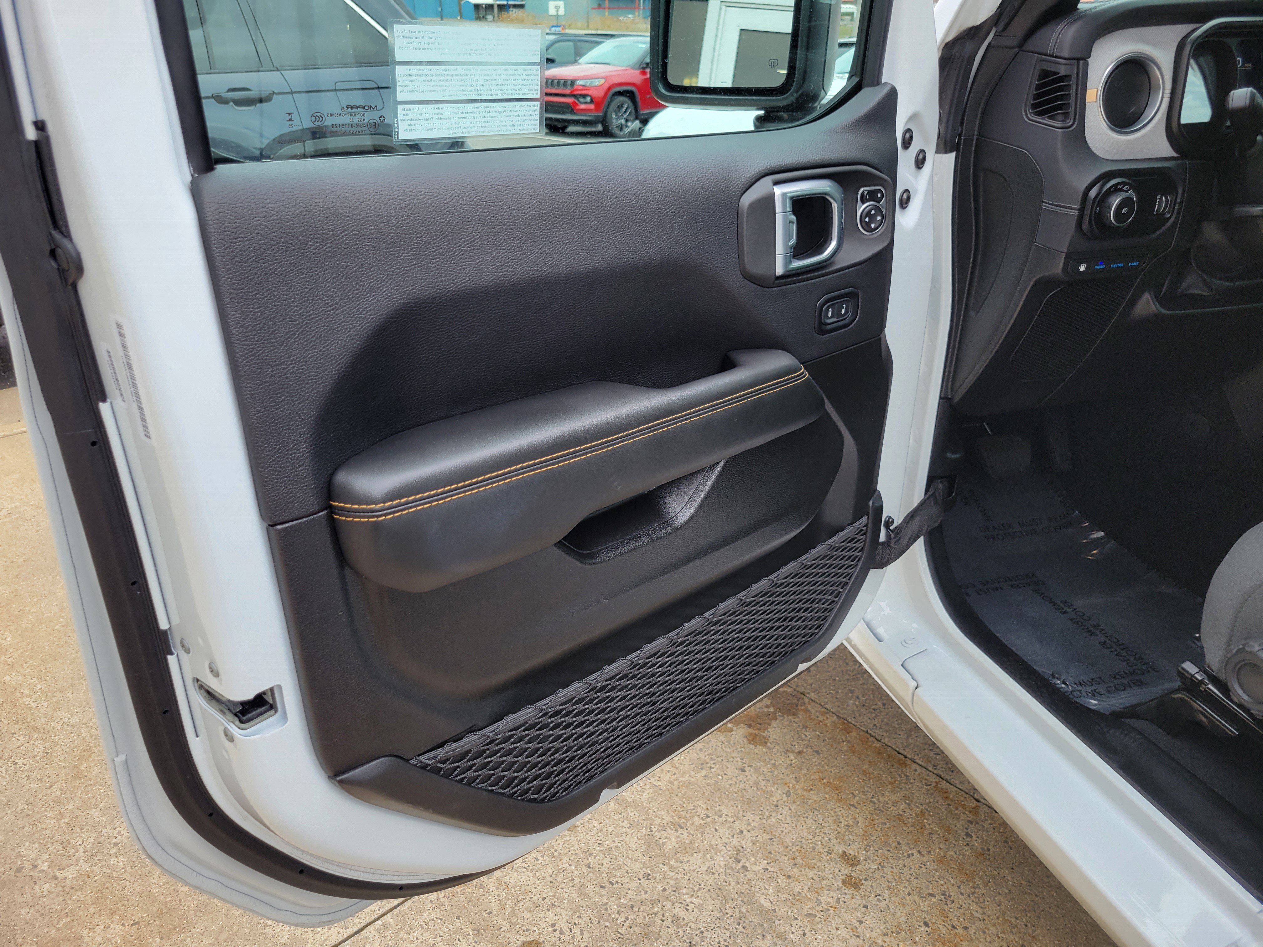 Used 2025 Jeep Wrangler Unlimited Sahara w/ Safety Group image 6