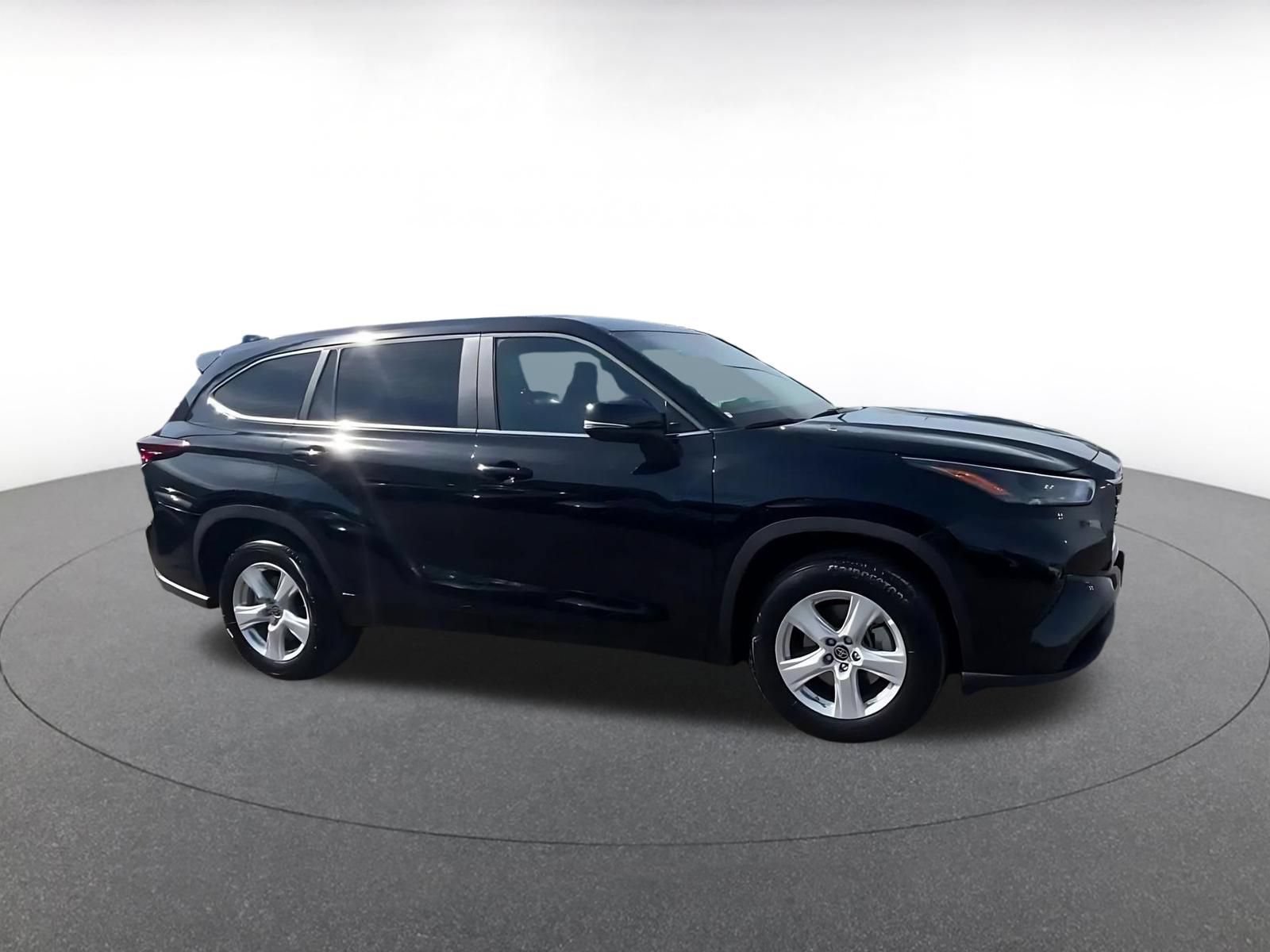 Used 2025 Toyota Highlander LE FWD video 2