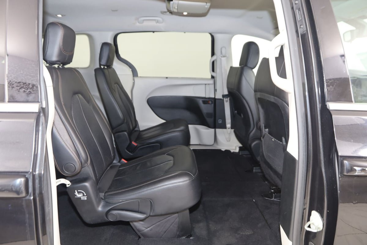 Used 2018 Chrysler Pacifica Touring-L FWD image 12