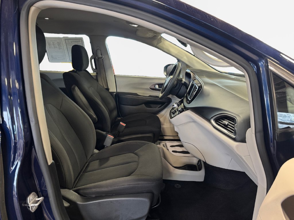 Used 2018 Chrysler Pacifica LX FWD image 26