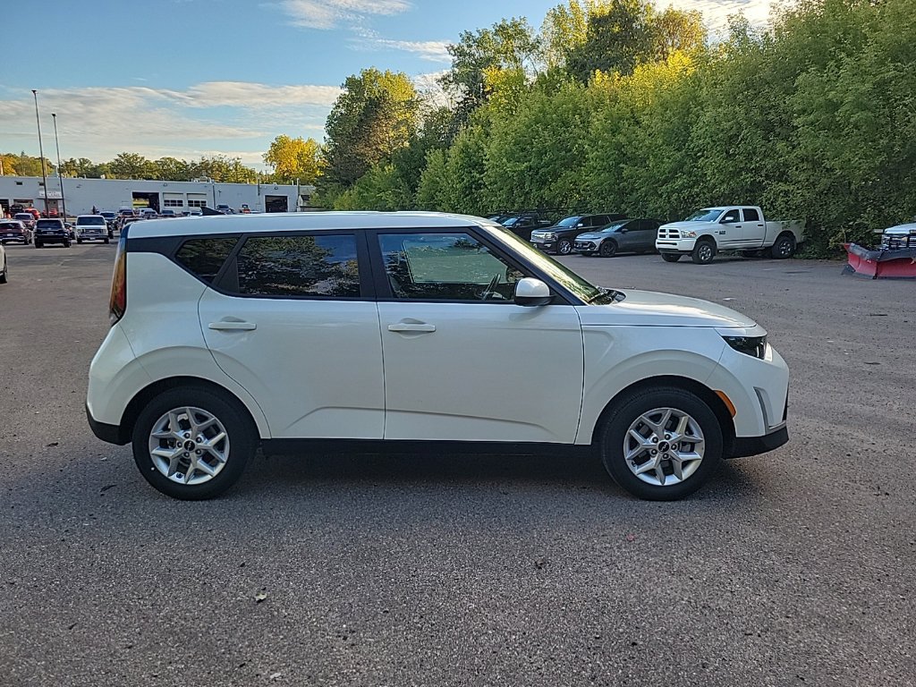 Used 2025 Kia Soul LX w/ LX Technology Package FWD image 8