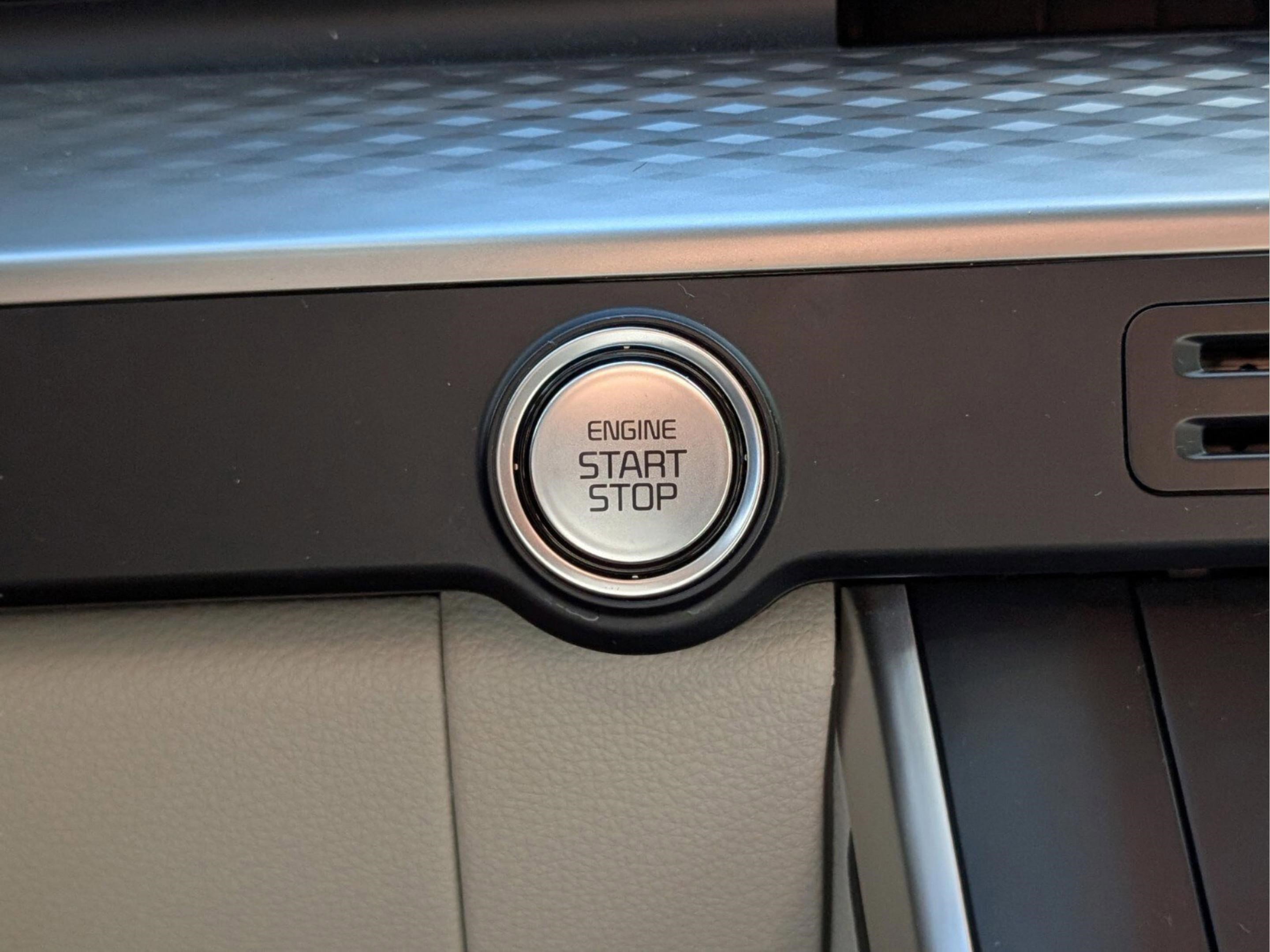 Certified 2024 Kia Carnival LX image 41