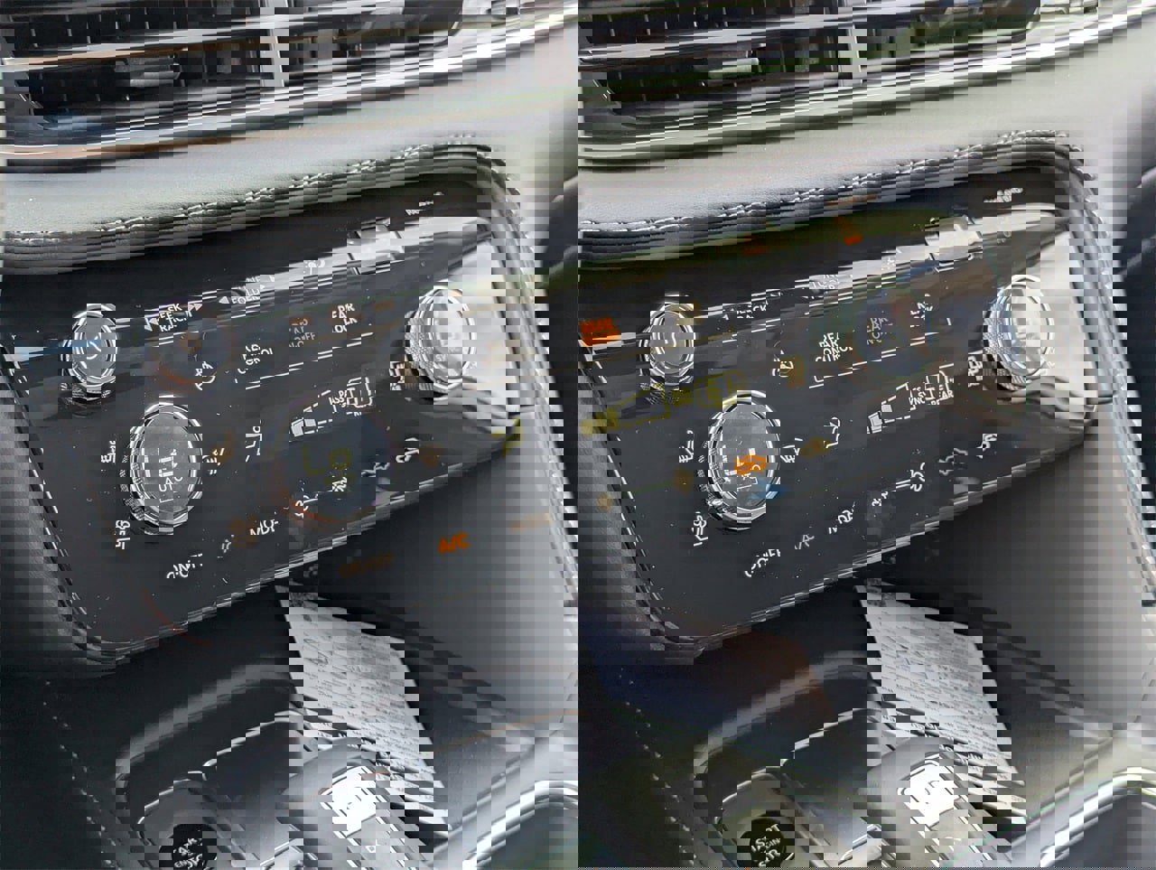 New 2026 INFINITI QX60 Luxe w/ Family Package image 16