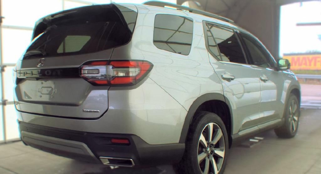 Used 2023 Honda Pilot Touring image 3