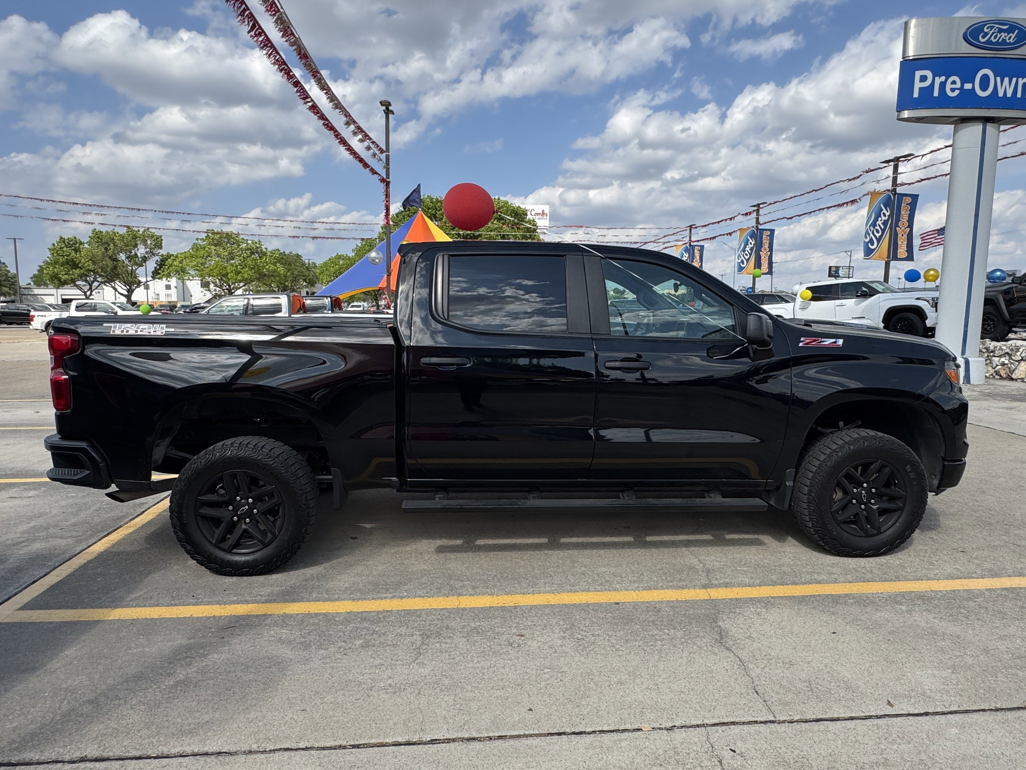 Used 2025 Chevrolet Silverado 1500 Custom Trail Boss w/ LPO, Dark Essentials Package image 6