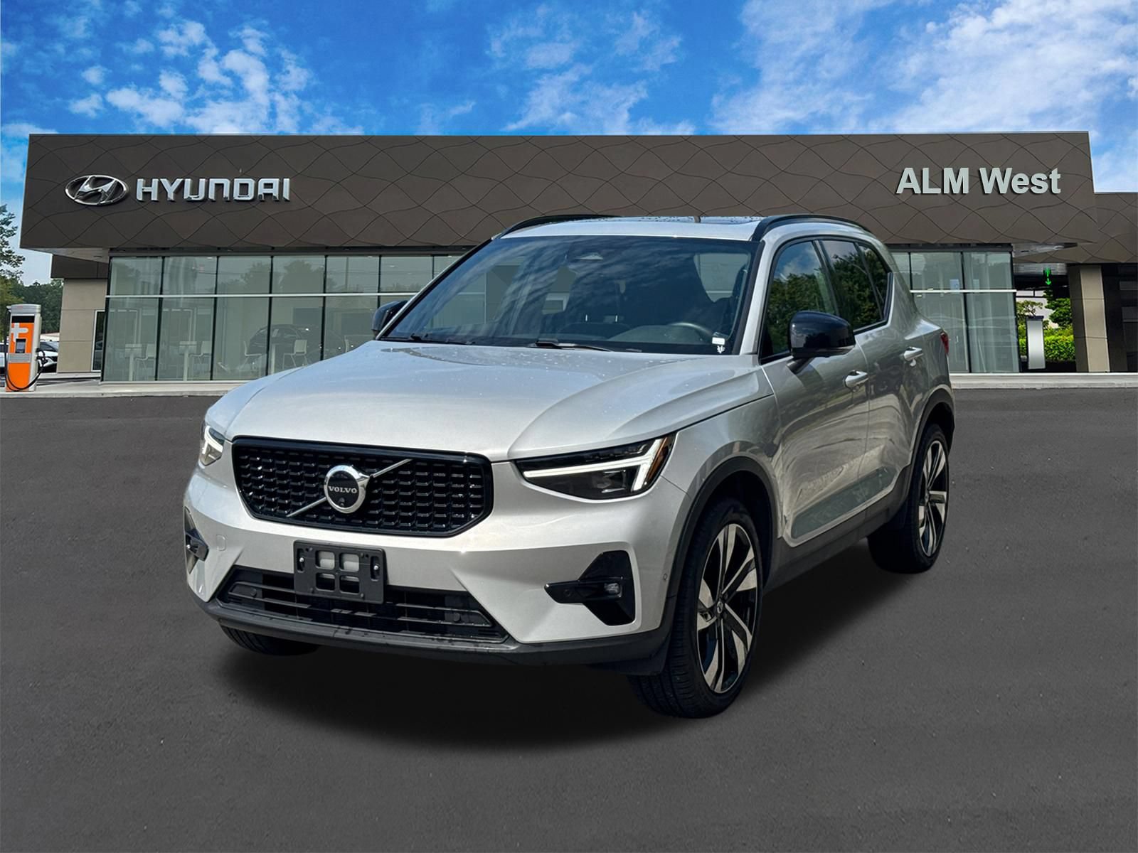 Used 2024 Volvo XC40 B5 Ultimate w/ Protection Package Premier AWD/4WD image 1
