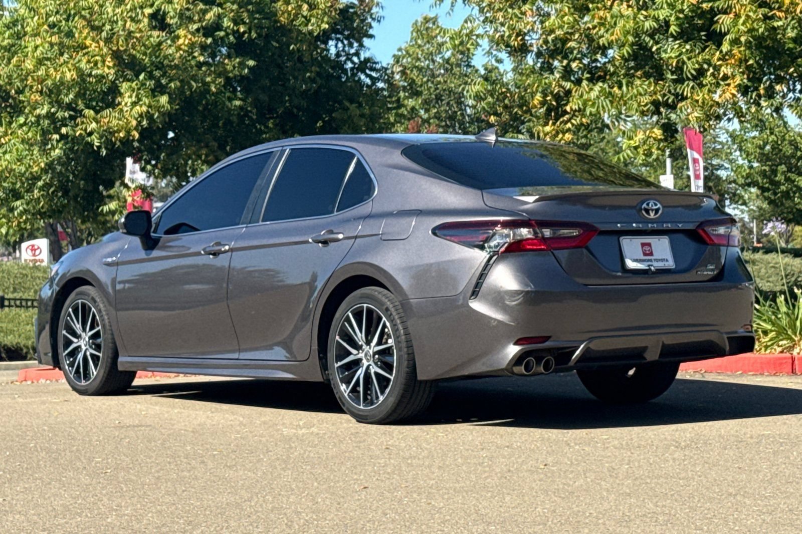 Used 2021 Toyota Camry SE w/ Cold Weather Package FWD image 6