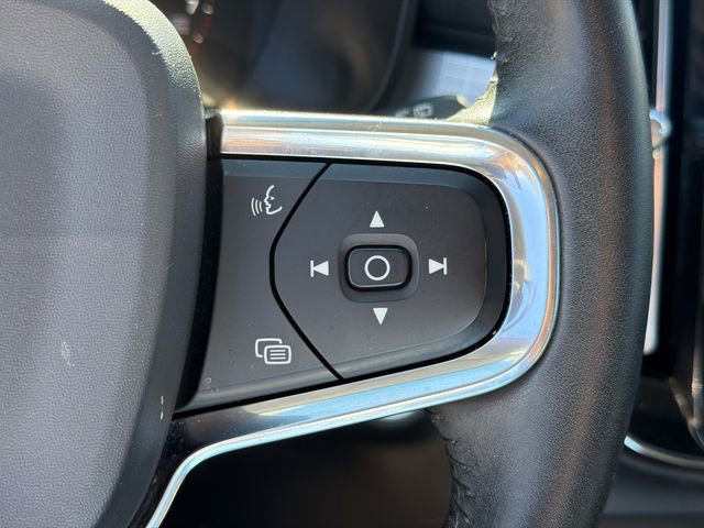 Used 2021 Volvo XC40 T4 Momentum image 26