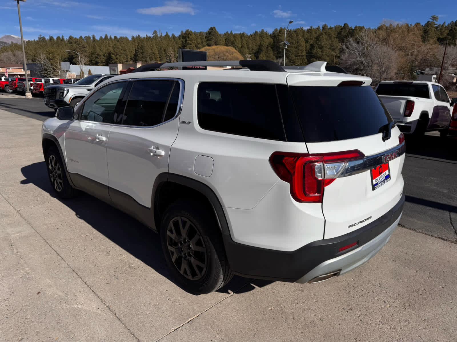 Used 2023 GMC Acadia SLT image 3
