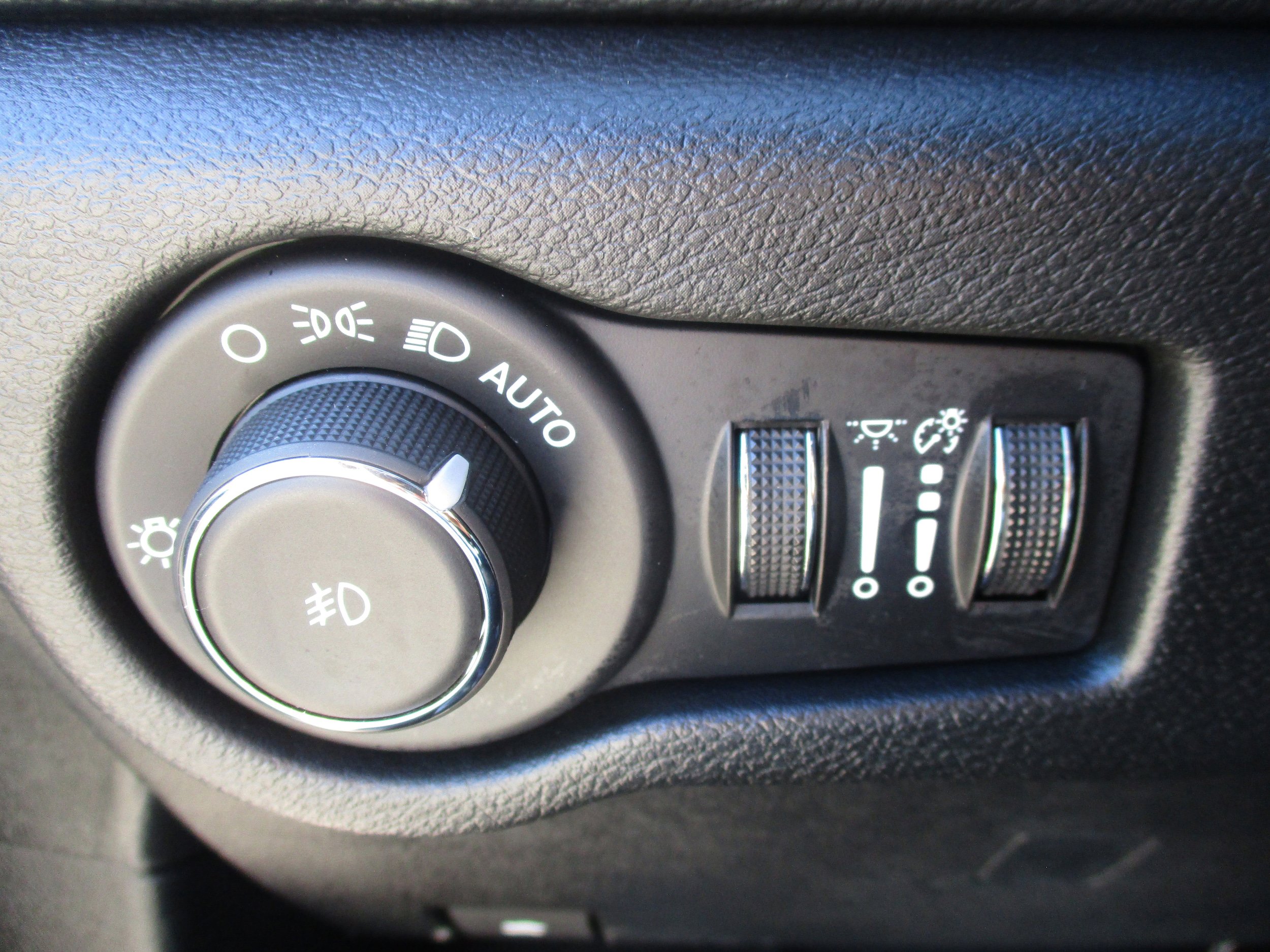 Used 2025 Chrysler Pacifica Select image 32