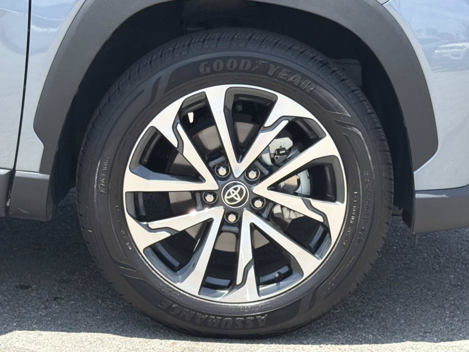 Used 2024 Toyota Corolla Cross XLE w/ Convenience Package FWD image 26