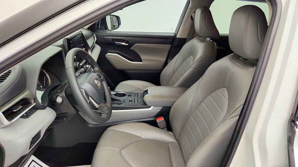 Used 2022 Toyota Highlander XLE AWD/4WD image 19