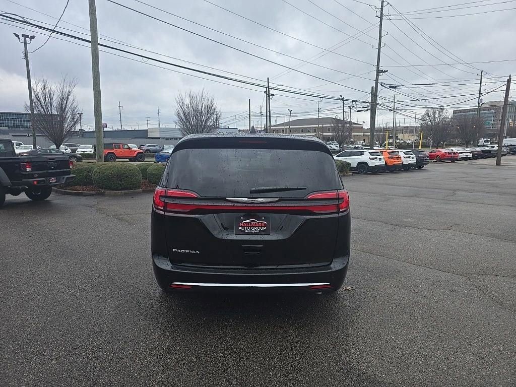 New 2026 Chrysler Pacifica Select image 4