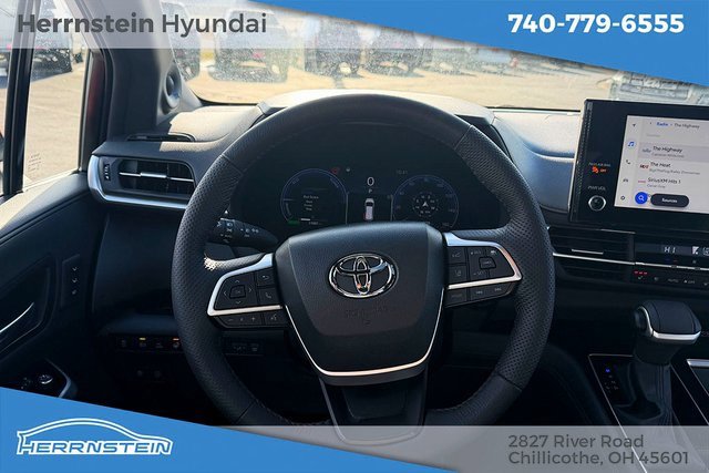 Used 2025 Toyota Sienna Platinum image 10