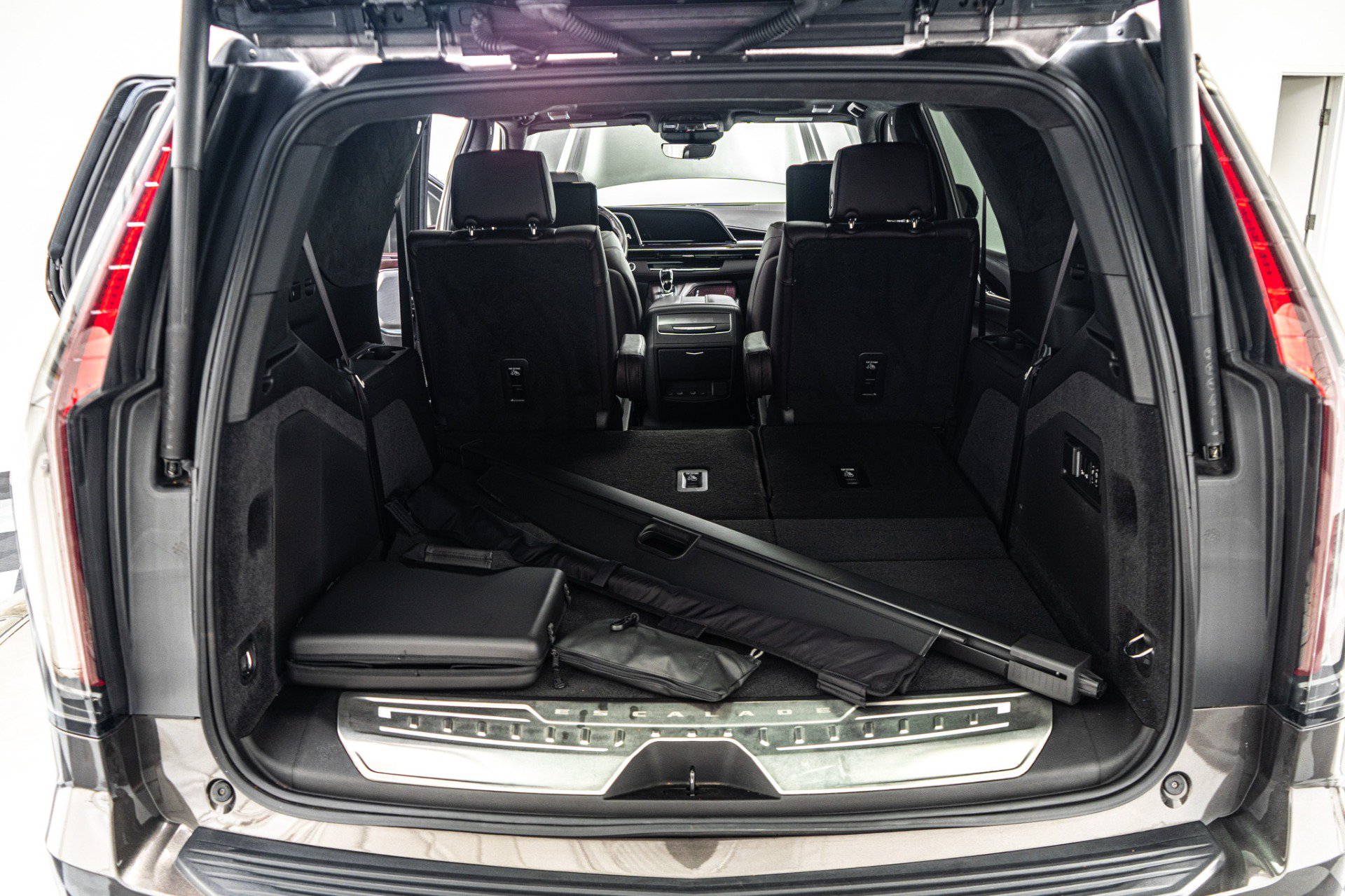 Used 2021 Cadillac Escalade Sport Platinum w/ Heavy-Duty Trailer Package AWD/4WD image 19
