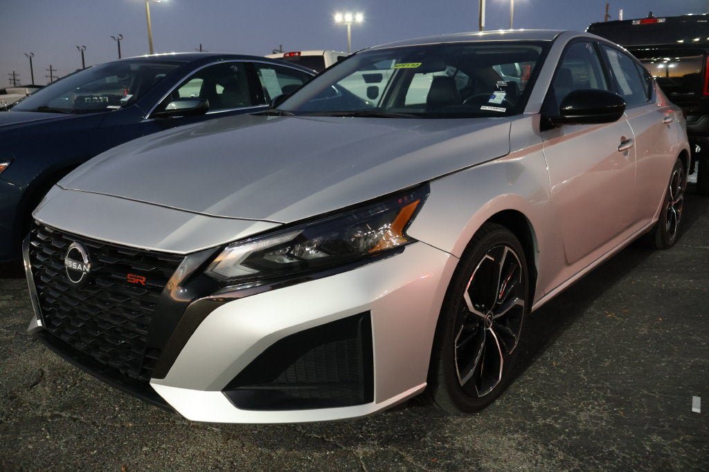 Used 2024 Nissan Altima 2.5 SR FWD image 2