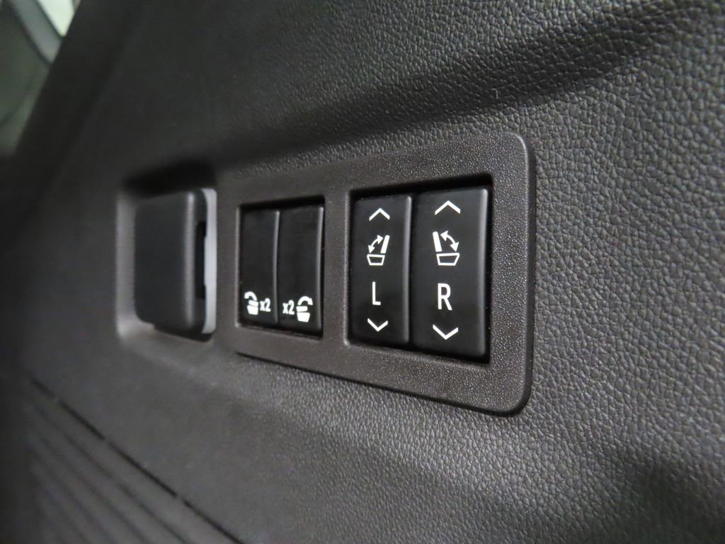 Used 2024 Chevrolet Suburban RST w/ Luxury Package image 42