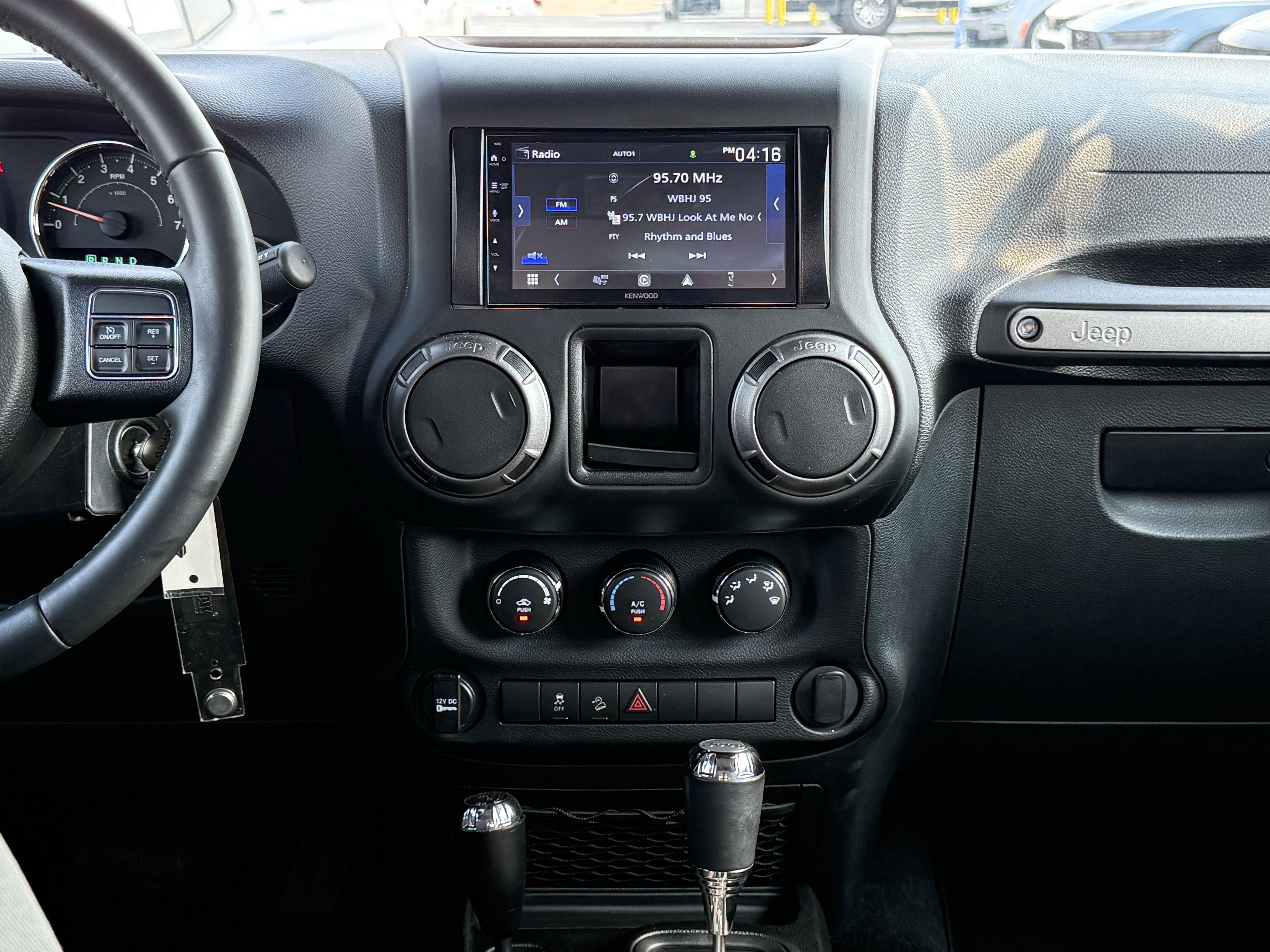 Used 2018 Jeep Wrangler Sport w/ Connectivity Group AWD/4WD image 26