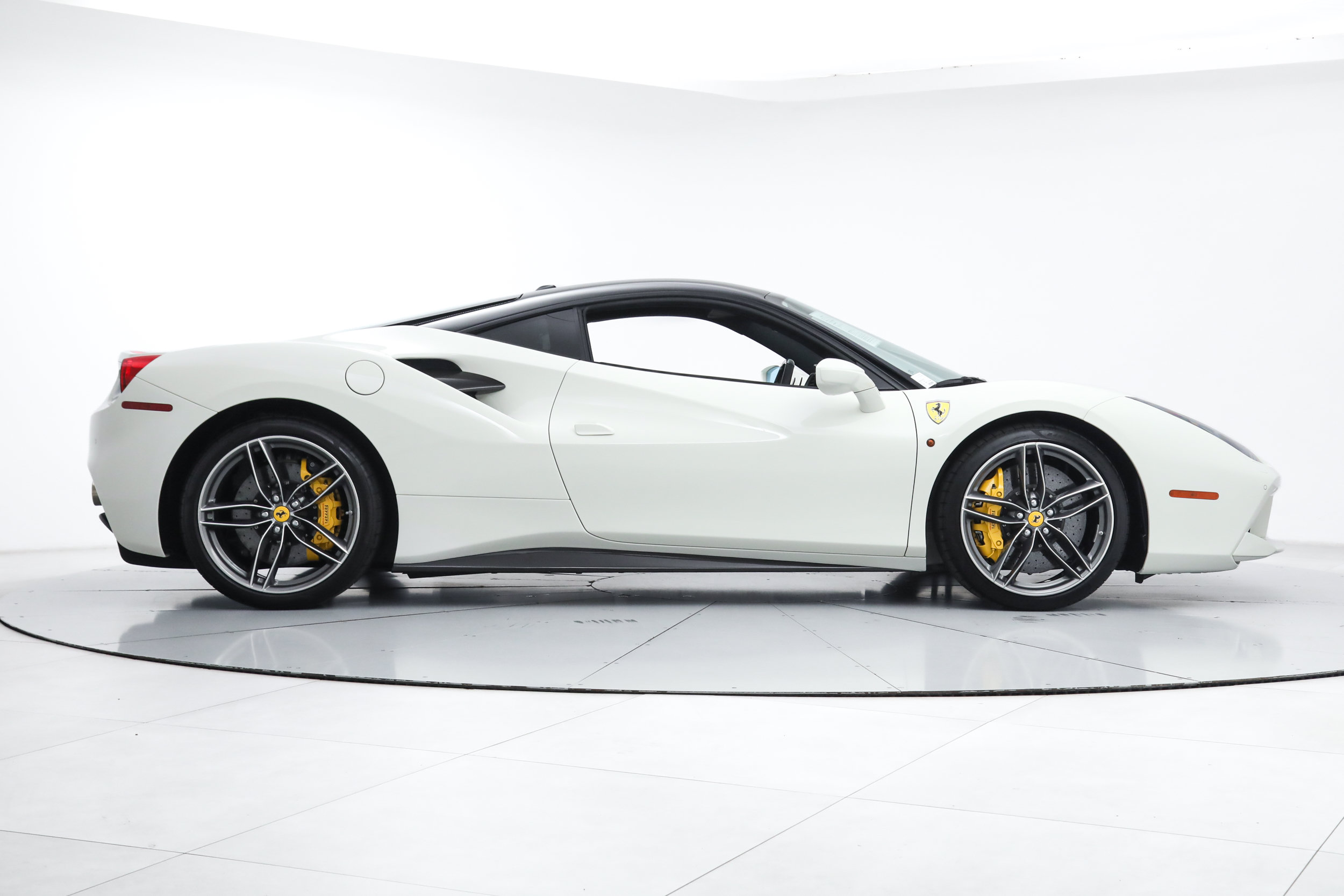 Used 2017 Ferrari 488 GTB RWD image 9