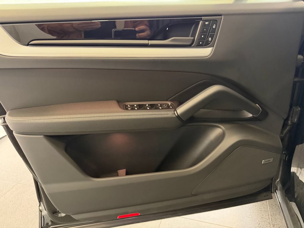 Certified 2025 Porsche Cayenne E-Hybrid Coupe AWD/4WD image 15