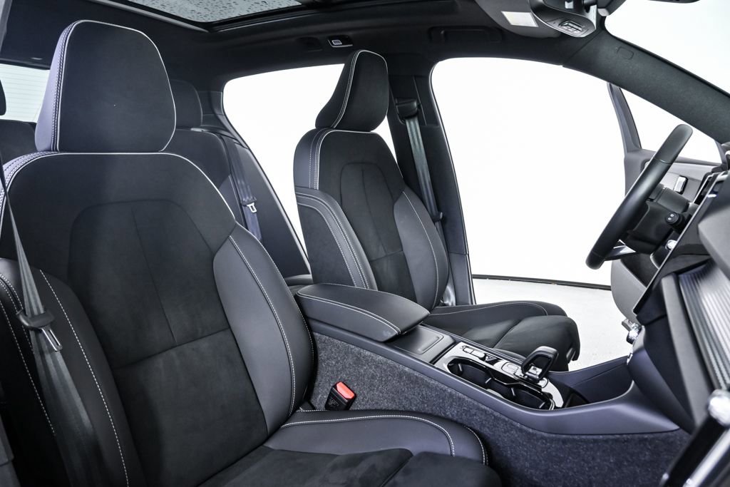 Certified 2025 Volvo XC40 B5 Plus image 24
