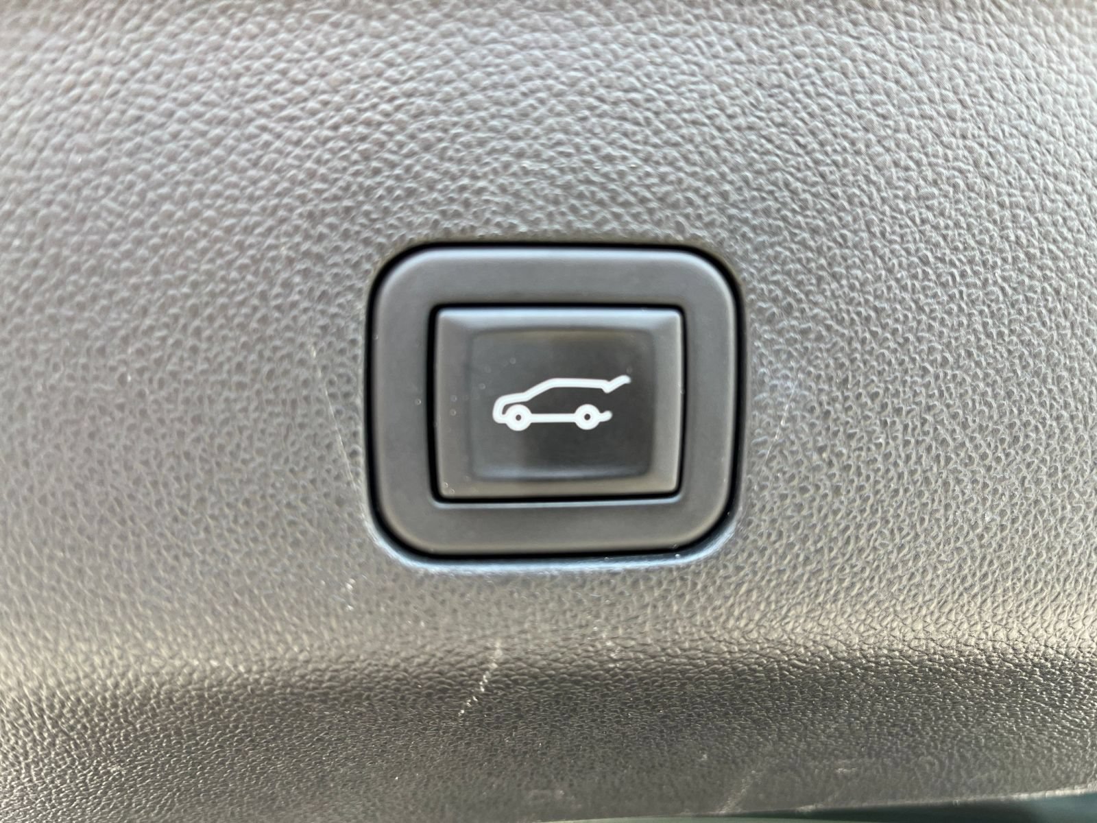 Used 2023 GMC Yukon Denali RWD image 22