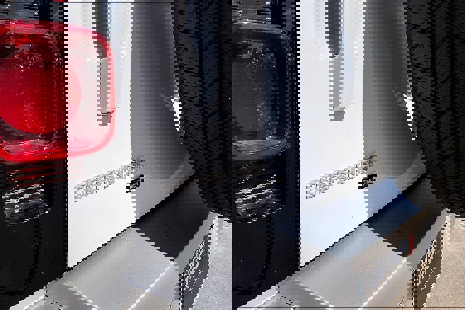 Used 2023 Land Rover Defender 110 SE image 27