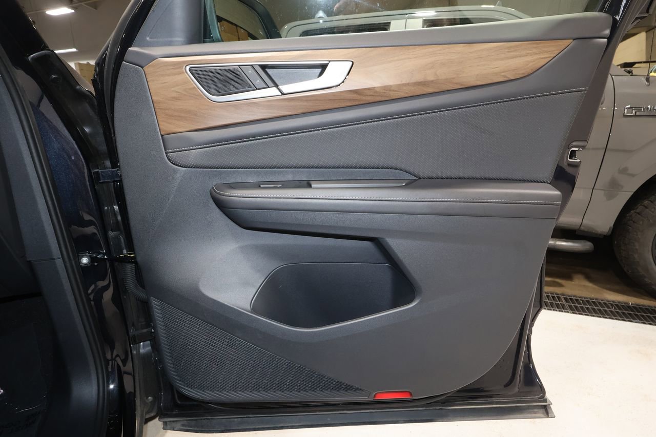 Used 2025 Volkswagen Atlas SE image 17