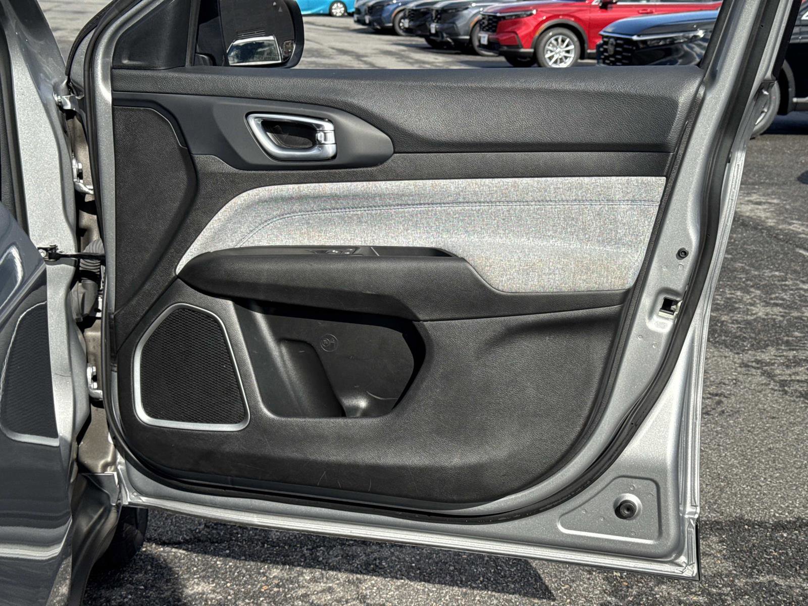 Used 2023 Jeep Compass Sport image 13