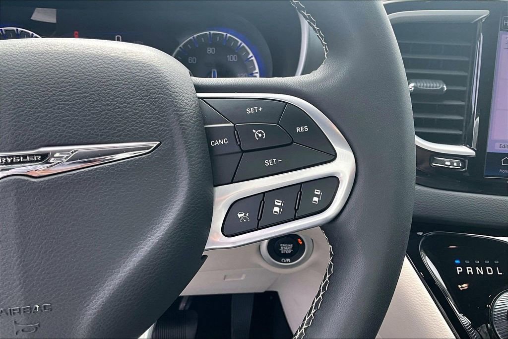 Used 2023 Chrysler Pacifica Touring-L FWD image 11