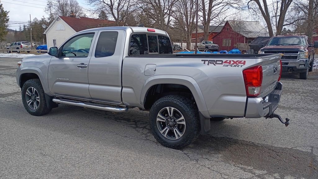 Used 2017 Toyota Tacoma TRD Sport w/ Premium & Technology Package image 3