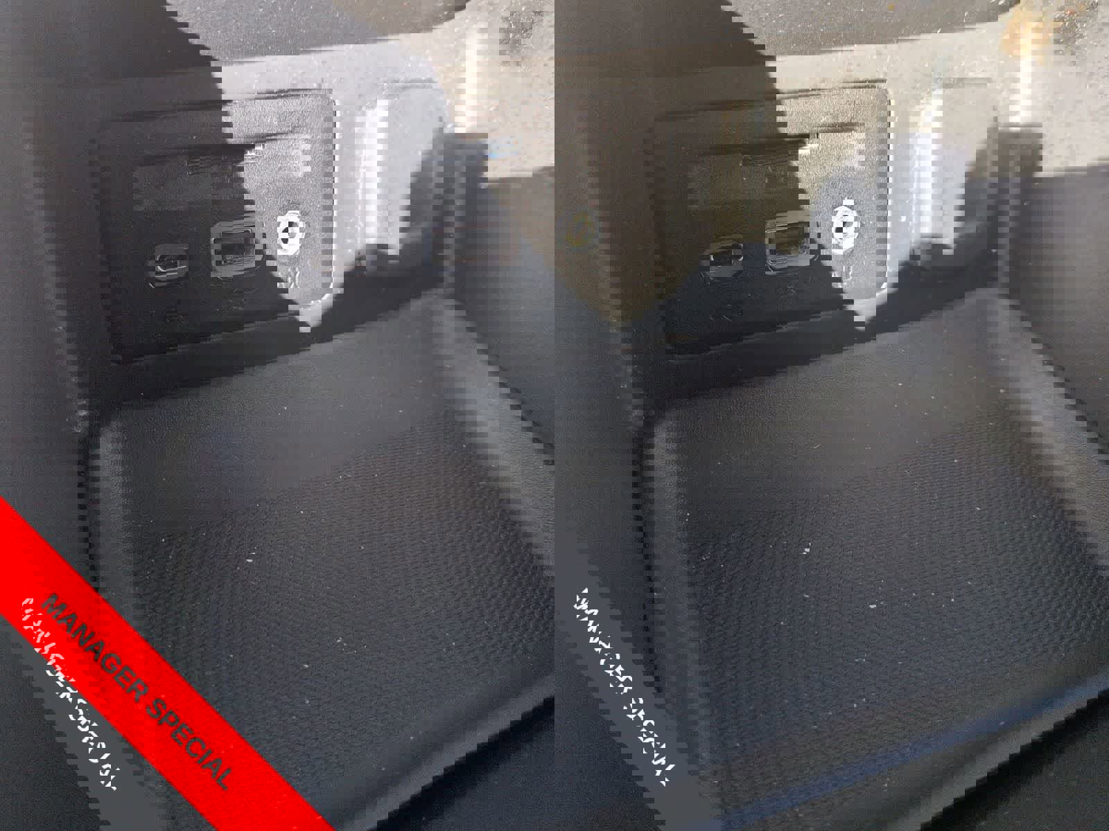 Used 2023 GMC Terrain SLT image 28