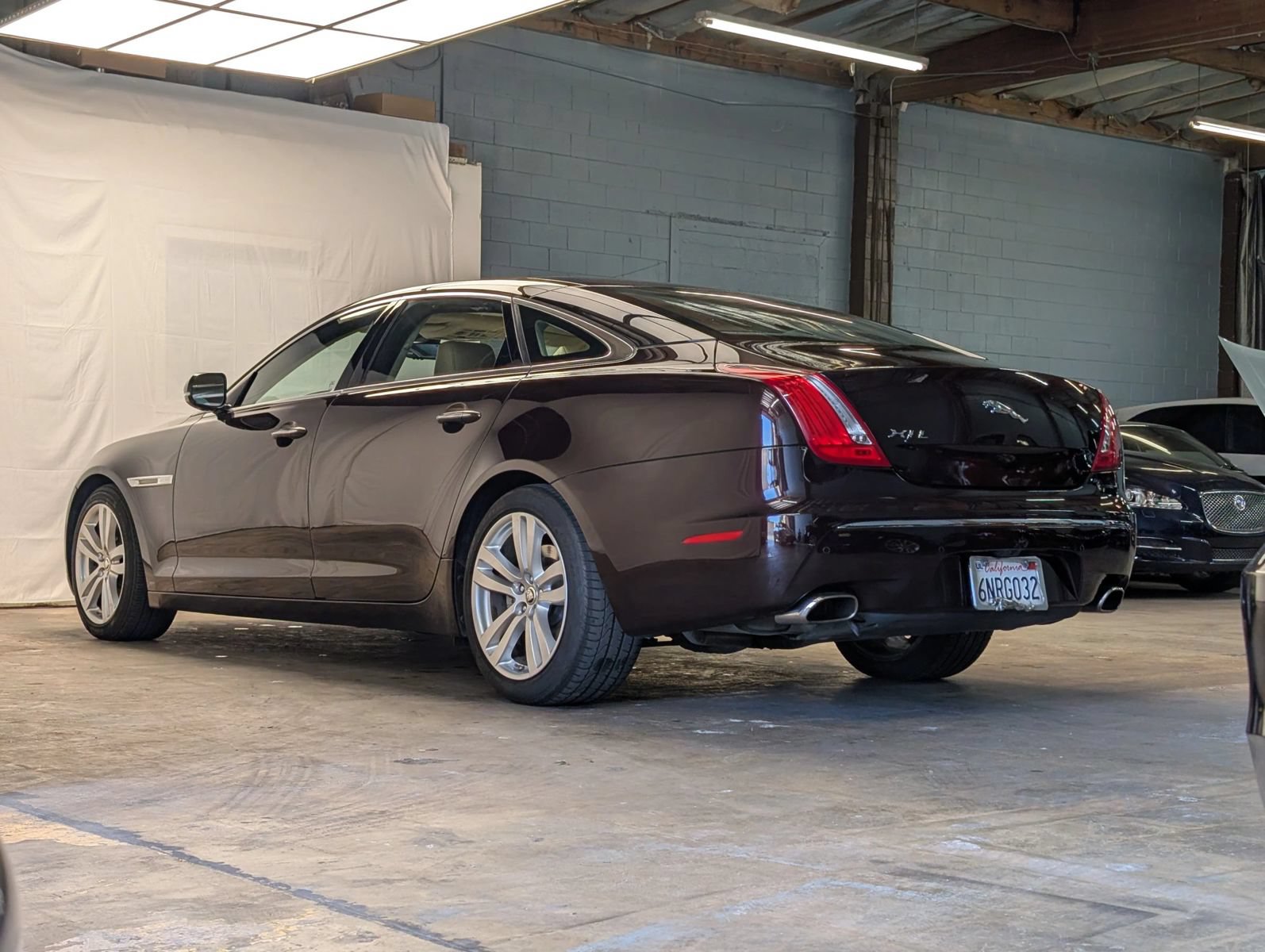 Used 2011 Jaguar XJ L RWD image 3