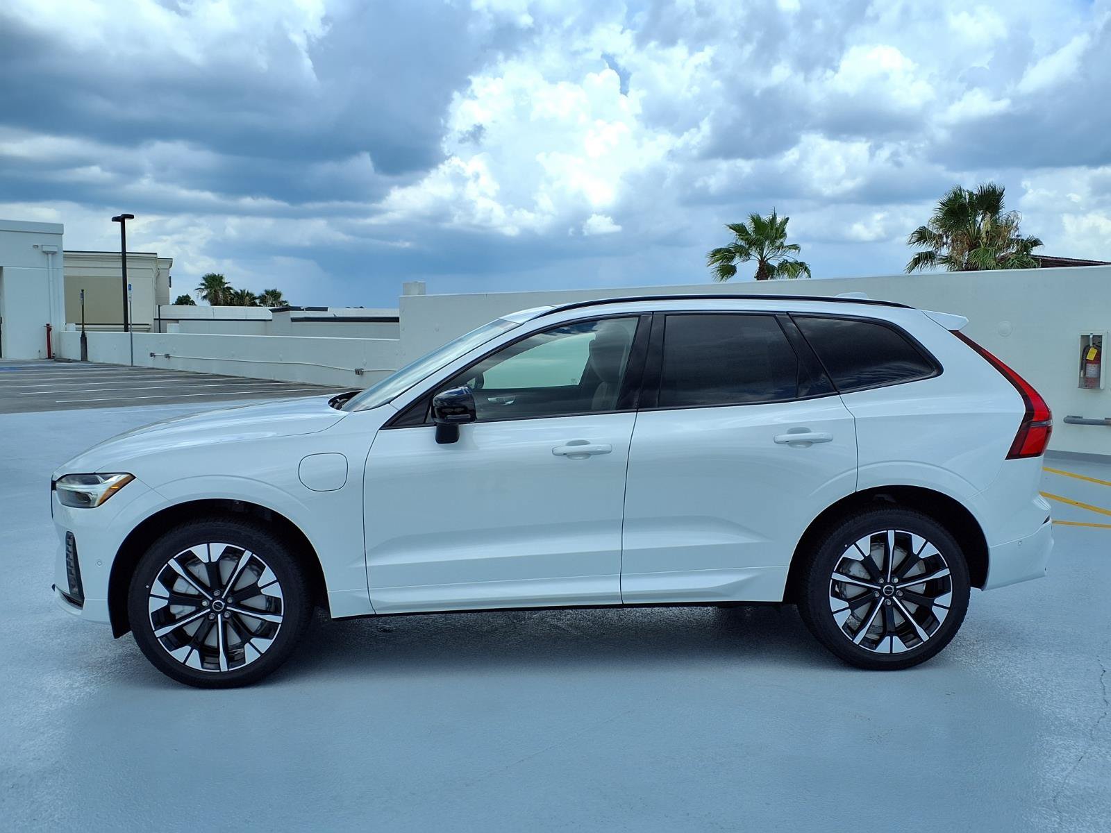 New 2026 Volvo XC60 T8 Plus w/ Protection Package Premier AWD/4WD image 4