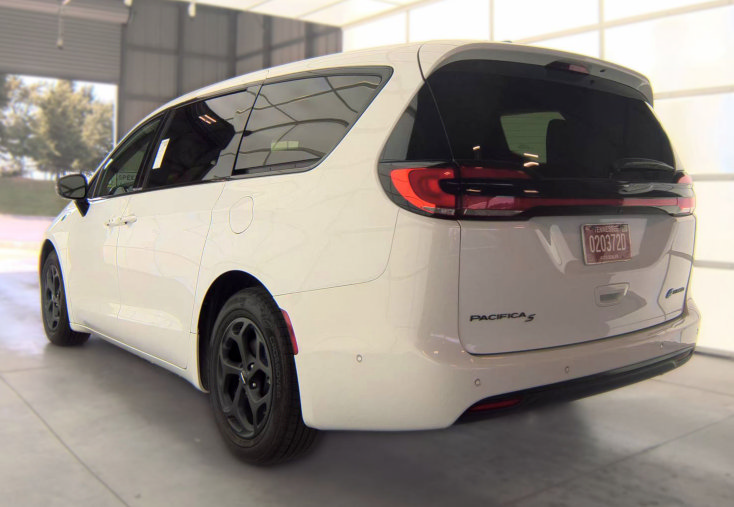 Used 2024 Chrysler Pacifica Limited FWD image 3