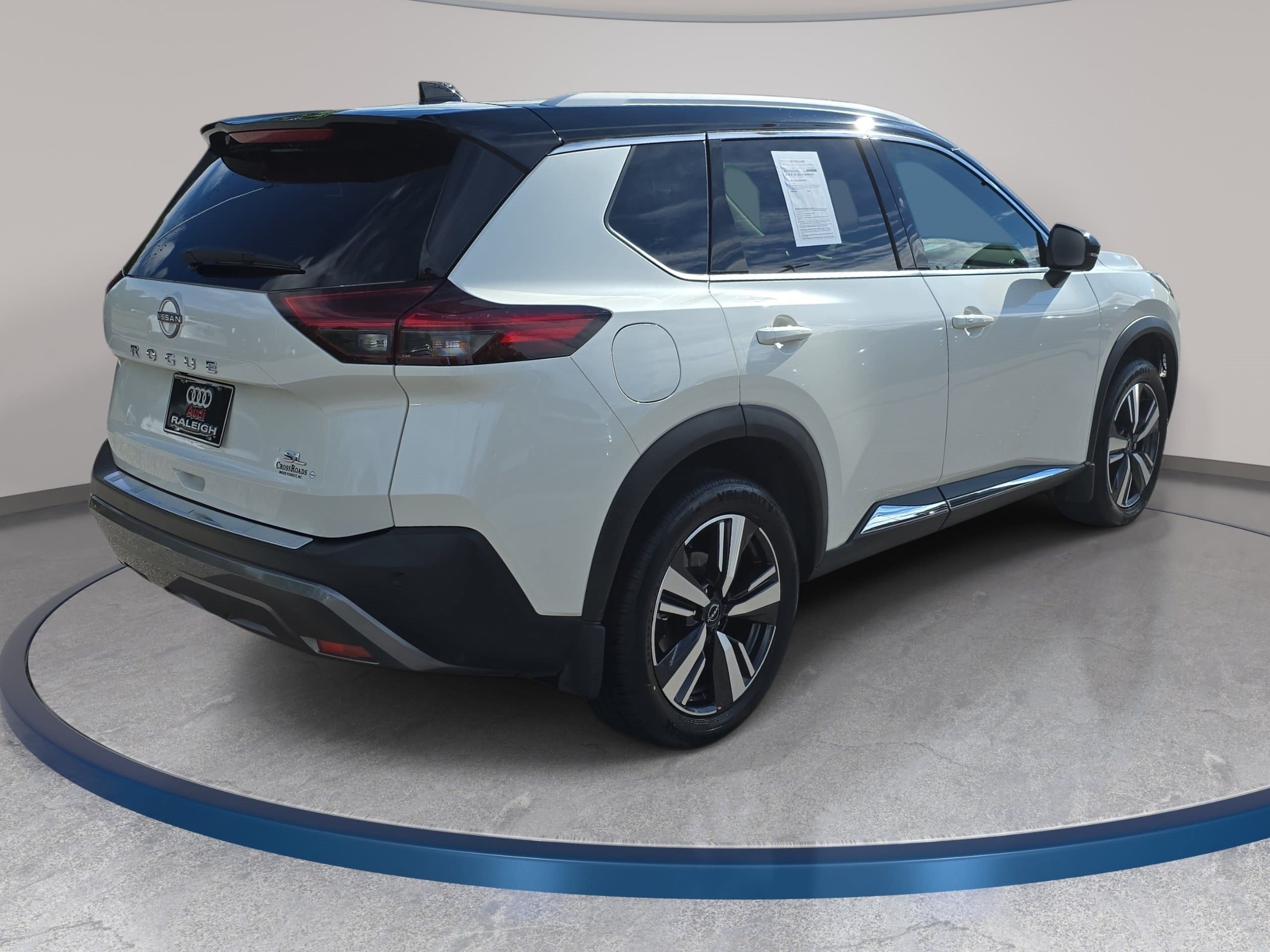 Used 2023 Nissan Rogue SL FWD image 5