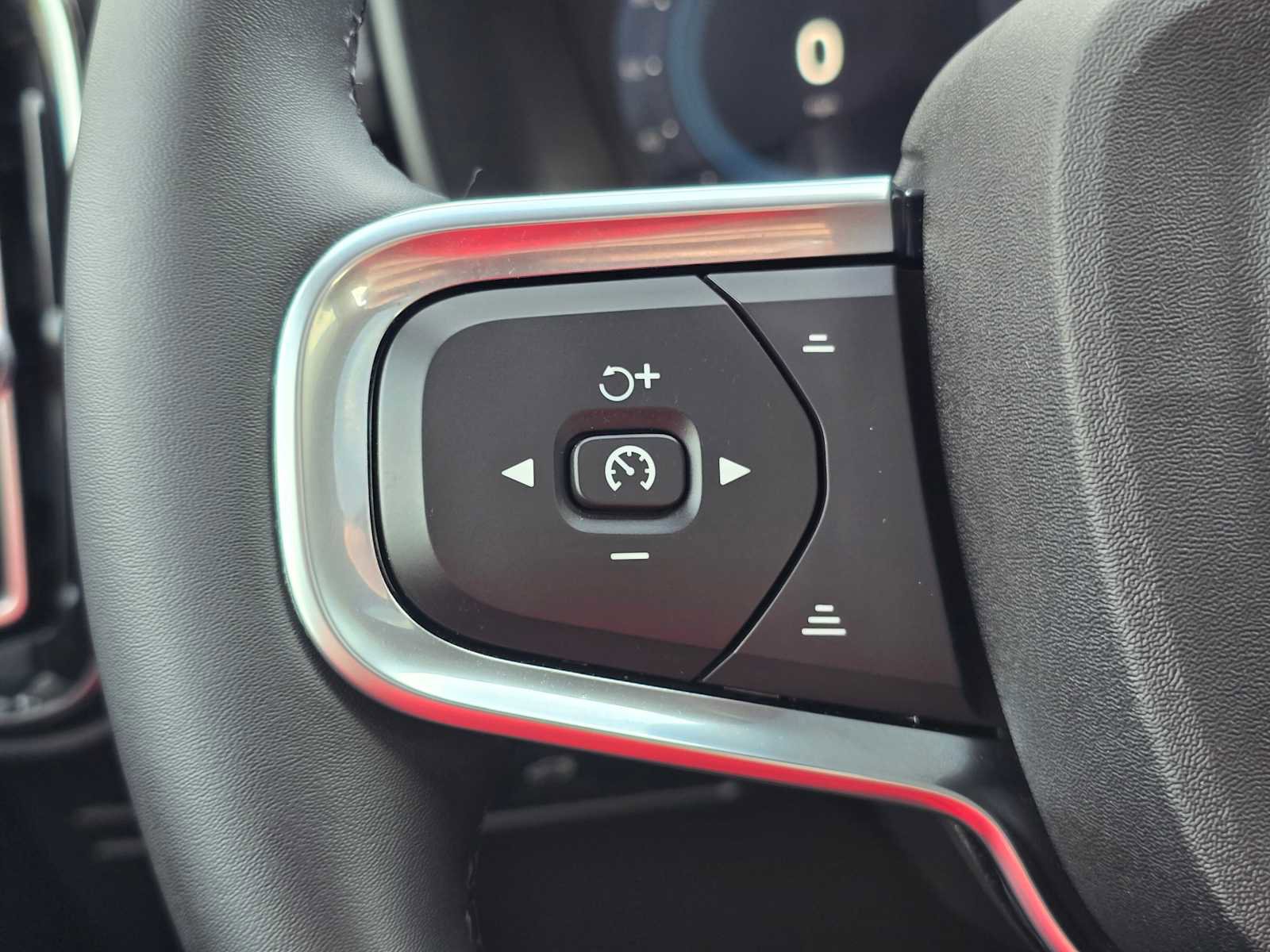 Certified 2025 Volvo XC40 B5 Plus image 32