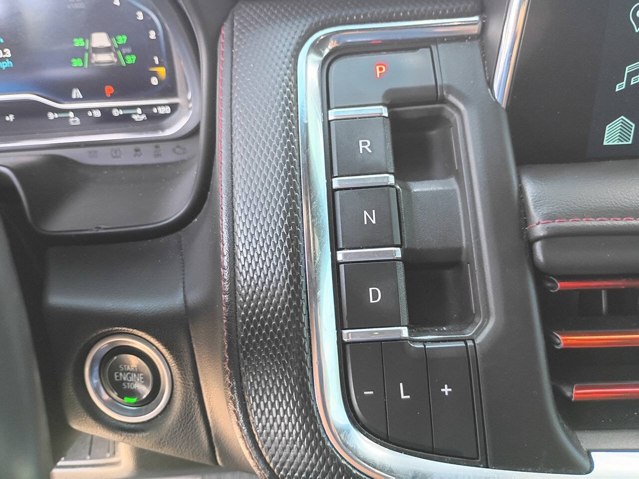 Used 2022 Chevrolet Suburban RST w/ Luxury Package RWD image 18