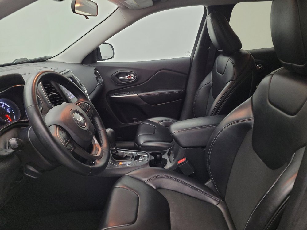Used 2019 Jeep Cherokee Latitude Plus w/ Cold Weather Group AWD/4WD image 17