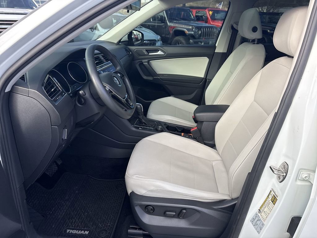 Used 2020 Volkswagen Tiguan SE w/ Panoramic Sunroof Package image 21