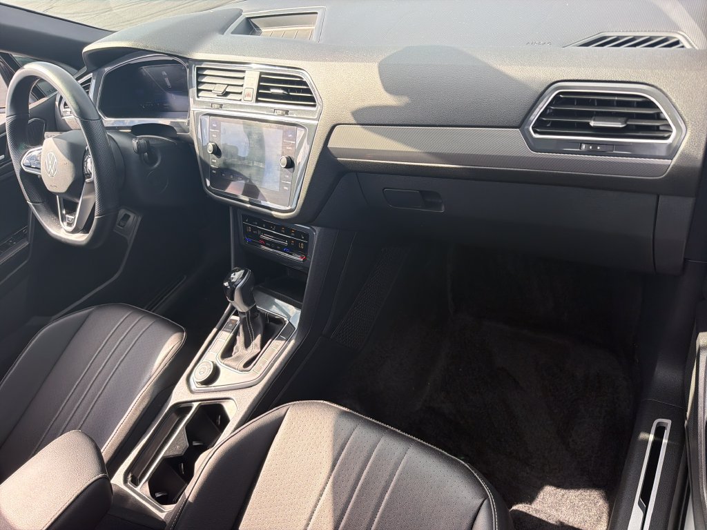 Certified 2024 Volkswagen Tiguan SE R-Line AWD/4WD image 27