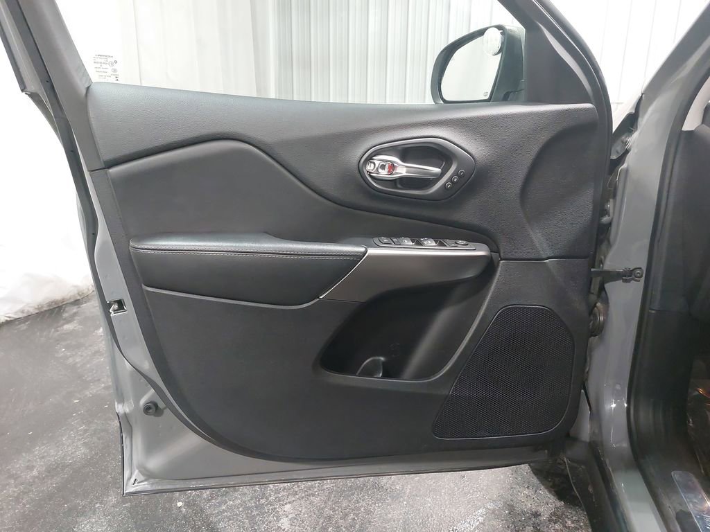 Used 2020 Jeep Cherokee Limited image 47