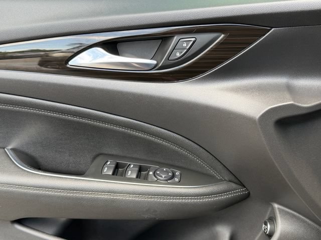 Used 2020 Buick Regal Essence AWD/4WD image 28