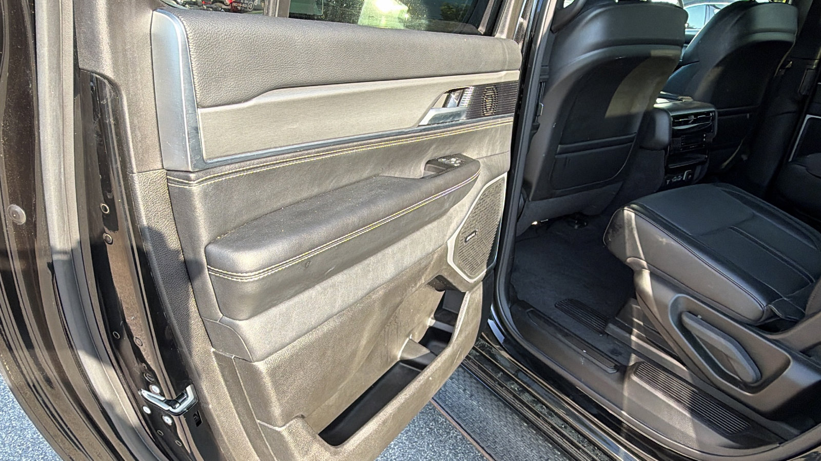 Used 2024 Jeep Wagoneer L Series II AWD/4WD image 25