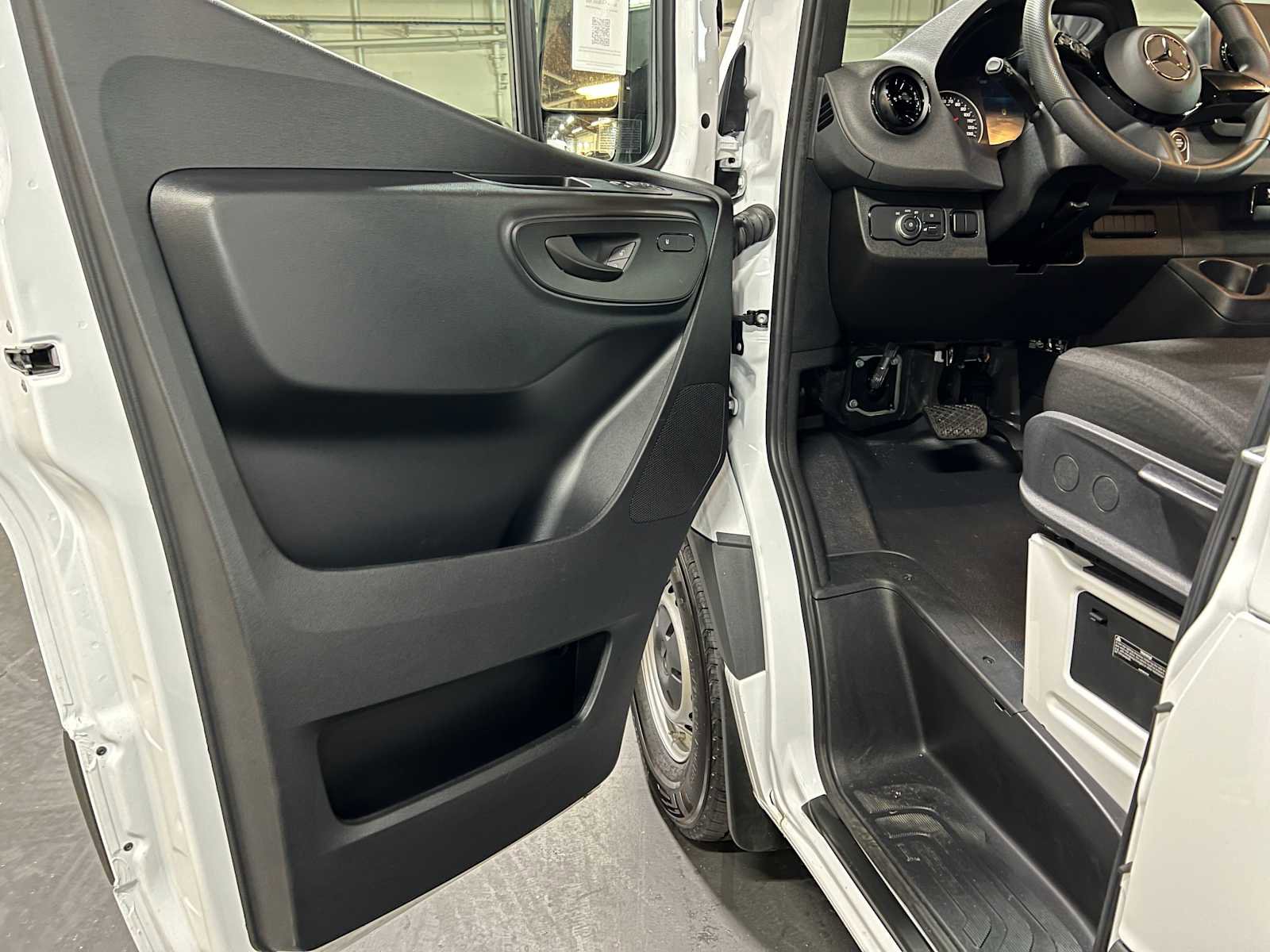 Used 2025 Mercedes-Benz Sprinter 2500 image 21