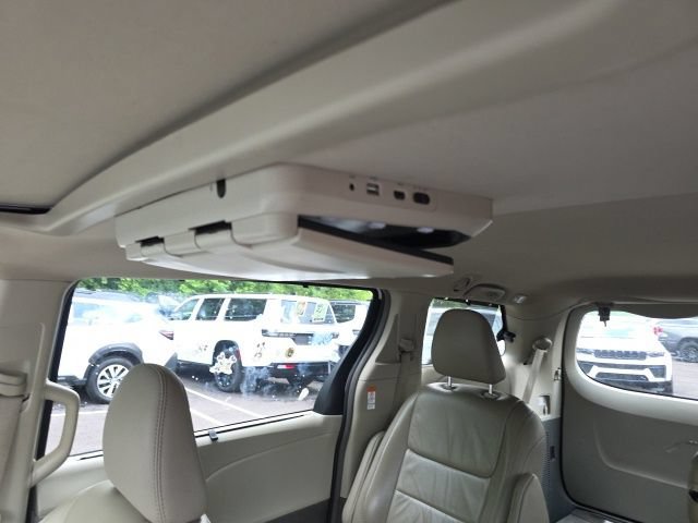 Used 2018 Toyota Sienna XLE w/ XLE Navigation Package FWD image 12