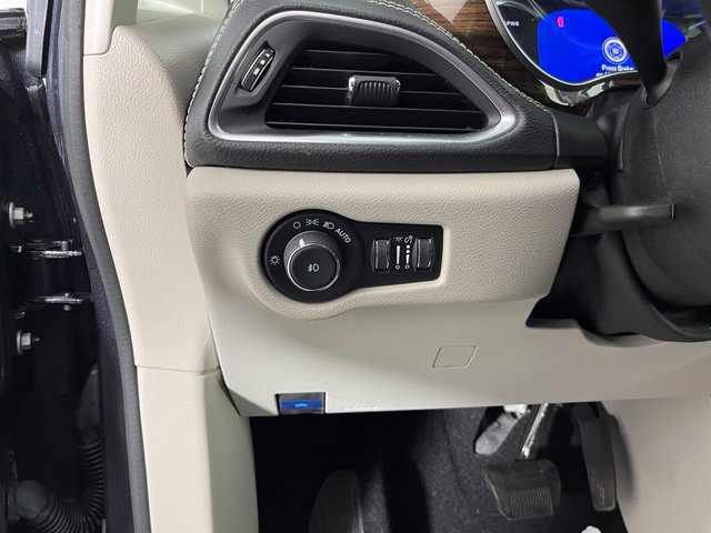 Used 2021 Chrysler Pacifica Limited FWD image 18