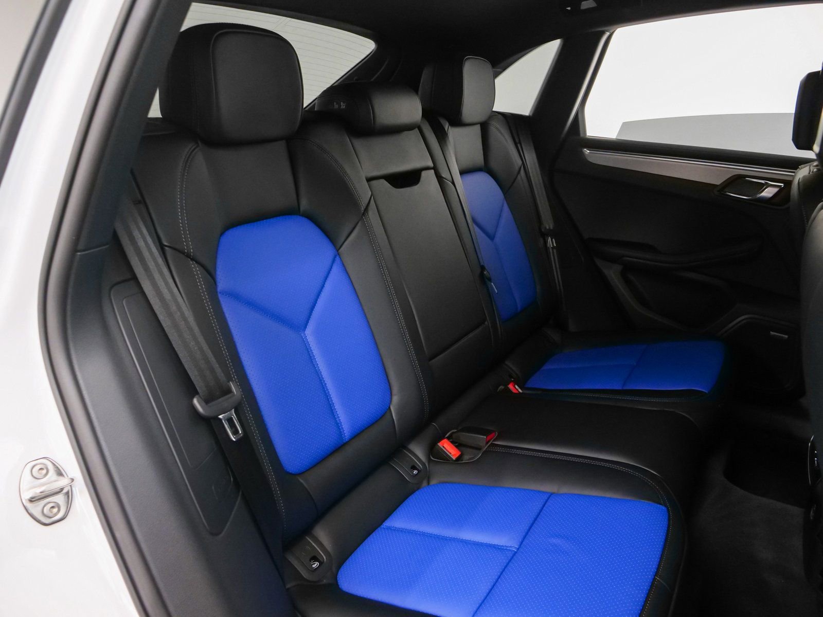 Certified 2025 Porsche Macan image 28